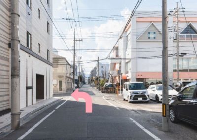 最初の交差点を左へ