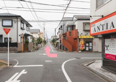 角の美容室を右へ